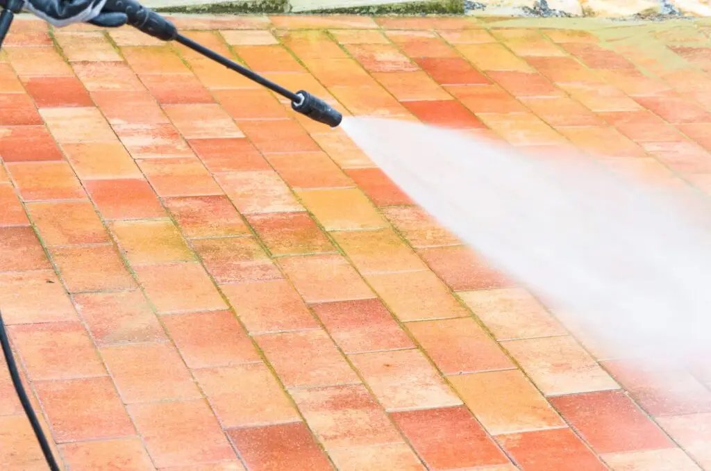 22096856_high-pressure-cleaning (1)